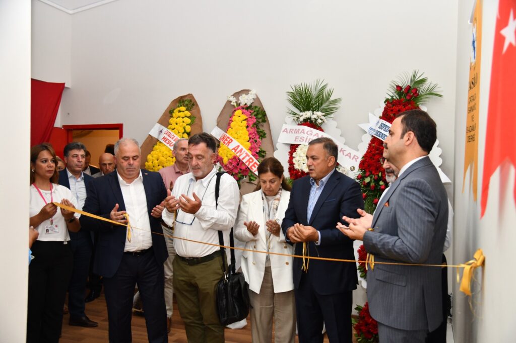 Çatalca İş Adamları Derneği, ilçemizin kültürel yaşamına değer katan Nazım Özbay Kültür Merkezi’nin açılışında büyük bir rol oynamanın gururunu yaşıyor. Dernek Başkanımız Ahmet Faruk Kınacı liderliğinde yürütülen çalışmalar, Çatalca’ya modern ve işlevsel bir kültür merkezi kazandırılmasında önemli katkılar sağladı. Toplumun birlik ve dayanışma ruhunu güçlendiren bu projede emeği geçen herkese teşekkür ederiz.